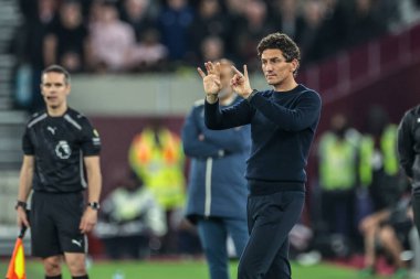 Brentford takımının teknik direktörü Keith Andrews, Premier League maçında takım talimatlarını veriyor. West Ham United, Brentford 'a karşı Londra Stadyumu, İngiltere, 20 Ekim 2025  