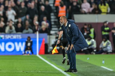 West Ham United takımının teknik direktörü Nuno Espirito Santo, 20 Ekim 2025 'te Londra Stadyumu' nda oynanan Premier League maçı sırasında takımına talimat verdi. 