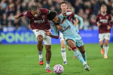West Ham United 'tan Jean-Clair Todibo ve Brentford' dan Kevin Schade Premier League maçı sırasında Londra Stadyumu, Londra, İngiltere 'de oynanan West Ham United - Brentford maçında 