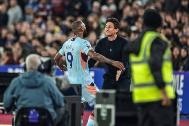 Brentford 'dan Igor Thiago, 20 Ekim 2025' te Londra 'daki Londra Stadyumu' nda oynanan Premier League maçında Brentford 'un Keith Andrews teknik direktörü West Ham United ile yaptığı maçı 0-1 kazanma hedefini kutluyor. 