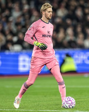Brentford kalecisi Caoimhin Kelleher Premier Lig maçında West Ham United, Brentford 'a karşı Londra Stadyumu, İngiltere, 20 Ekim 2025 