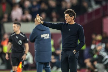 Brentford takımının teknik direktörü Keith Andrews, Premier League maçında takım talimatlarını veriyor. West Ham United, Brentford 'a karşı Londra Stadyumu, İngiltere, 20 Ekim 2025 