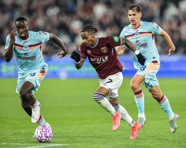 West Ham United takımından Crysencio Summerville, 20 Ekim 2025 'te Londra Stadyumu' nda oynanan Premier League maçında topu aldı.  