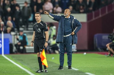 West Ham United takımının teknik direktörü Nuno Espirito Santo, 20 Ekim 2025 'te Londra Stadyumu' nda oynanan Premier League maçı sırasında takımına talimat verdi. 