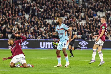 Brentford 'dan Igor Thiago Premier League maçı sırasında Londra Stadyumu, Londra, İngiltere' de oynanan West Ham United - Brentford maçında şutunun kaleye düşüşünü izliyor. 