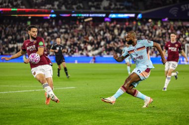 Brentford 'dan Igor Thiago Premier Lig maçı sırasında Londra Stadyumu' nda Batı Ham United ve Brentford maçında topu kutuya atıyor. 