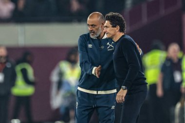 West Ham United 'ın Nuno Espirito Santo teknik direktörü, 20 Ekim 2025' te Londra Stadyumu 'nda oynanan Premier League maçının sonunda Brentford' un Keith Andrews ile el sıkıştı. 