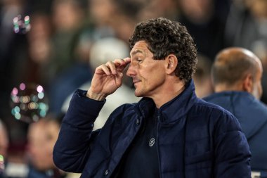 20 Ekim 2025 'te Londra Stadyumu' nda oynanan Premier League maçında Keith Andrews 'un teknik direktörü West Ham United, Brentford' a karşı.  