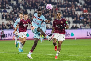 Brentford 'dan Michael Kayode, 20 Ekim 2025' te Londra 'daki Londra Stadyumu' nda oynanan Premier League maçında topu temizliyor. 