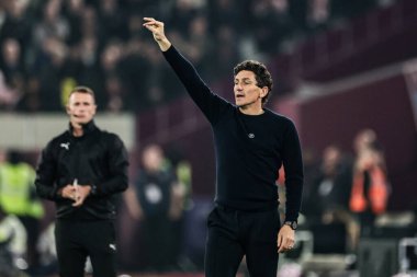 Brentford takımının teknik direktörü Keith Andrews, Premier League maçında takım talimatlarını veriyor. West Ham United, Brentford 'a karşı Londra Stadyumu, İngiltere, 20 Ekim 2025  