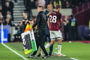 West Ham United 'ın Nuno Espirito Santo teknik direktörü, 20 Ekim 2025' te Londra Stadyumu 'nda oynanan Premier League maçında West Ham United ve Brentford' un yerine geçen West Ham United 'ın arkasını sıvazlıyor.  