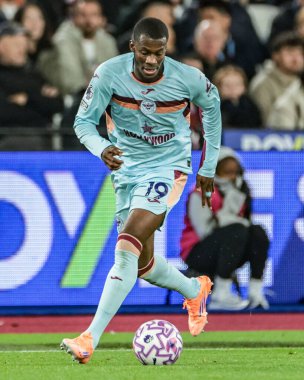 Brentford 'dan Dango Ouattara, Premier League maçında topu Londra Stadyumu' nda West Ham United ve Brentford 'a karşı 20 Ekim 2025' te atıyor. 