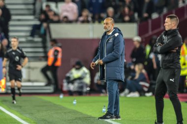 West Ham United 'ın Nuno Espirito Santo teknik direktörü 20 Ekim 2025' te Londra Stadyumu 'nda oynanan Premier League maçında West Ham United ve Brentford maçına bakıyor. 