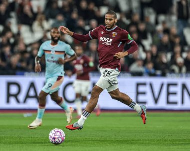 West Ham United takımından Jean-Clair Todibo, Premier League maçında topu Londra Stadyumu 'nda West Ham United' a karşı Brentford maçında atıyor. 