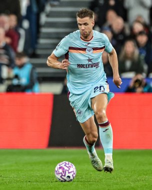 Brentford 'dan Kristoffer Ajer, Premier League maçında topu Londra Stadyumu' nda West Ham United ve Brentford 'a karşı 20 Ekim 2025' te atıyor. 