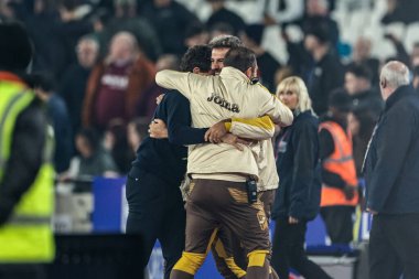 Brentford 'un Keith Andrews teknik direktörü Brentford' dan Mathias Jensen 'ın Premier League maçında 20 Ekim 2025' te Londra Stadyumu 'nda West Ham United Brentford' a karşı oynanan maçı 0-2 kazanmasını kutluyor.  