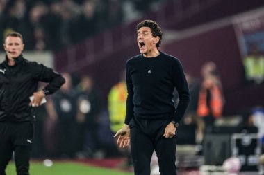 Brentford takımının teknik direktörü Keith Andrews, Premier League maçında takım talimatlarını veriyor. West Ham United, Brentford 'a karşı Londra Stadyumu, İngiltere, 20 Ekim 2025 