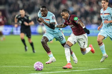 West Ham United 'dan Crysencio Summerville ve Brentford' dan Michael Kayode Premier Lig karşılaşmasında West Ham United ile Brentford arasında Londra Stadyumu, İngiltere, 20 Ekim 2025 'de oynanan karşılaşmada top için mücadele ettiler. 