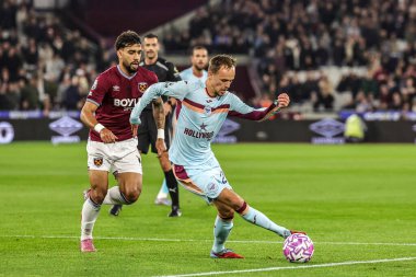 Brentford 'dan Kristoffer Ajer Premier League maçında topu kontrol ediyor. West Ham United, Brentford' a karşı Londra Stadyumu, İngiltere, 20 Ekim 2025 