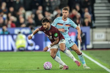 West Ham United 'dan Lucas Paquet ve Brentford' dan Kristoffer Ajer Premier League maçı sırasında Londra Stadyumu 'nda Batı Ham United Brentford' a karşı 20 Ekim 2025 
