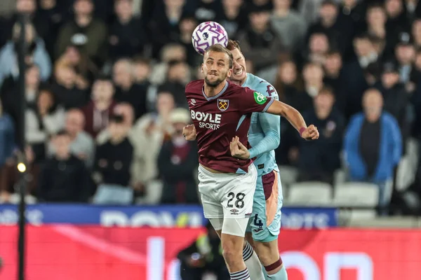 West Ham United 'tan Tomas Soucek ve Brentford' dan Sepp van den Berg Premier Lig maçı sırasında Londra Stadyumu, Londra, İngiltere 'de oynanan West Ham United - Brentford maçında yüksek top mücadelesi verdiler. 