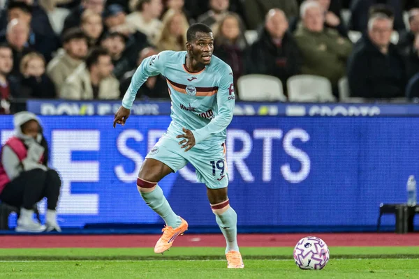 Brentford 'dan Dango Ouattara, Premier League maçında topu Londra Stadyumu' nda West Ham United ve Brentford 'a karşı 20 Ekim 2025' te atıyor.  