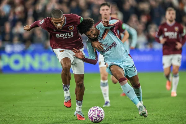 West Ham United 'tan Jean-Clair Todibo ve Brentford' dan Kevin Schade Premier League maçı sırasında Londra Stadyumu, Londra, İngiltere 'de oynanan West Ham United - Brentford maçında 