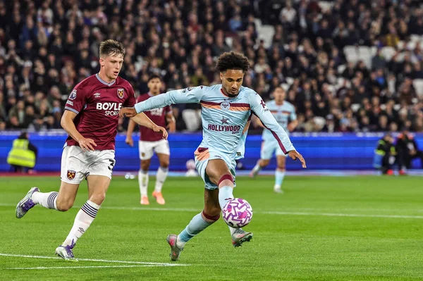 Brentford 'dan Kevin Schade Premier League maçında topu kontrol ediyor. West Ham United, Brentford' a karşı Londra Stadyumu, İngiltere, 20 Ekim 2025 