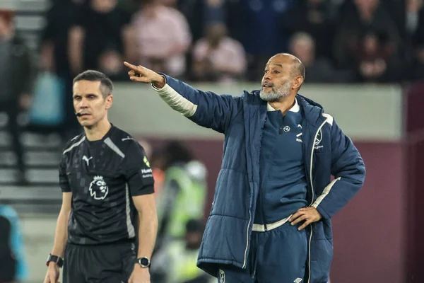 West Ham United takımının teknik direktörü Nuno Espirito Santo, 20 Ekim 2025 'te Londra Stadyumu' nda oynanan Premier League maçı sırasında takımına talimat verdi. 