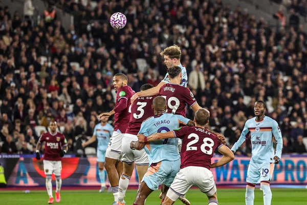 Brentford 'dan Nathan Collins, 20 Ekim 2025' te Londra Stadyumu 'nda oynanan Premier League maçında kaleye doğru ilerliyor. 