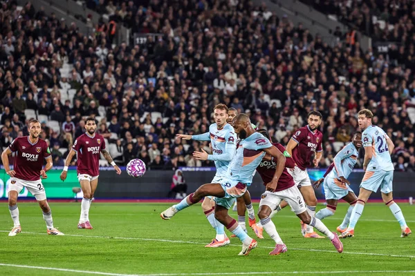 Brentford 'dan Igor Thiago, Premier League maçı sırasında Londra Stadyumu, Londra, İngiltere' de oynanan West Ham United - Brentford maçında barın üzerinden gol attı.  