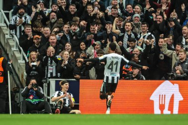 Newcastle United takımından Anthony Gordon, UEFA Şampiyonlar Ligi Maçı 'nda 1-0 kazanma hedefini kutluyor. 8 Newcastle United, Benfica' ya karşı St. James 's Park, Newcastle, İngiltere, 21 Ekim 2025 