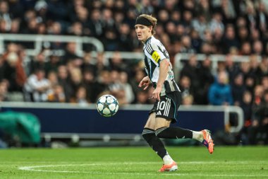 Newcastle United takımından Anthony Gordon, UEFA Şampiyonlar Ligi Maçı 'nda 8 Newcastle United ile Benfica maçında 21 Ekim 2025' te St. James 's Park, Newcastle' da karşı karşıya geldi. 