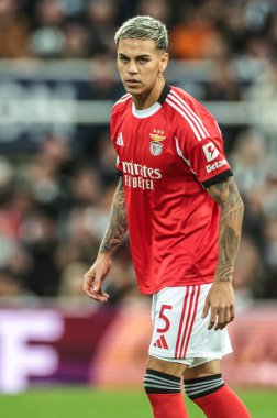 UEFA Şampiyonlar Ligi Maçı sırasında Benfica 'dan Enzo Barrenechea, 8 Newcastle United' ın Benfica 'ya karşı St. James' s Park, Newcastle, 21 Ekim 2025 