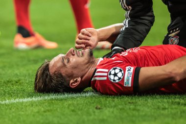 Benfica 'dan Amar Dediç, UEFA Şampiyonlar Ligi Maçı' nda 8 Newcastle United ile Benfica maçında 21 Ekim 2025 'te St. James' s Park, Newcastle, İngiltere 'de yaralandı. 