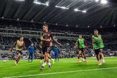 Newcastle United 'dan Kieran Trippier ve Newcastle United' dan Bruno Guimares maç öncesi ısınma oturumunda 8 Newcastle United maçının 3 'üncüsü Benfica' ya karşı St. James 's Park, Newcastle, İngiltere, 21 Ekim 2025 