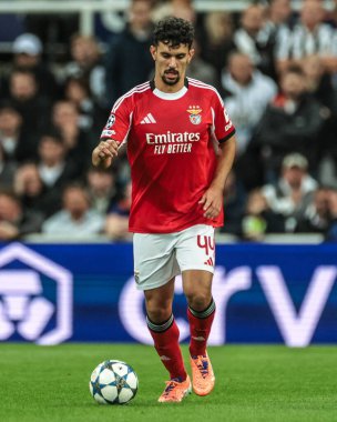 Benfica 'dan Toms Araujo UEFA Şampiyonlar Ligi Maçı sırasında 8 Newcastle United' ın Benfica 'ya karşı St. James' s Park, Newcastle, 21 Ekim 2025 