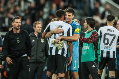 Newcastle kalecisi Nick Pope, UEFA Şampiyonlar Ligi Maçı 'nda oynanan 8 Newcastle United - Benfica maçında 21 Ekim 2025' te St. James 's Park, Newcastle, İngiltere' de oynanan karşılaşmadan sonra Newcastle United 'dan Malick Thiaw' ı kucaklıyor.