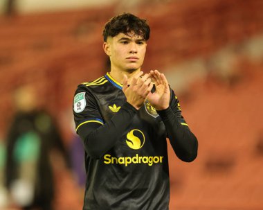 Manchester United takımından Gabriele Biancheri, 21 Ekim 2025 'te İngiltere' nin Oakwell kentinde oynanan The Vertu Trophy Group D-Barnsley-Manchester United maçında son ıslık çaldıktan sonra taraftarları alkışlıyor.  