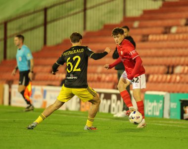Barnsley 'den Luke Alker, İngiltere' nin Oakwell kentinde 21 Ekim 2025 'te oynanan The Vertu Trophy Group D maçında pas veriyor.