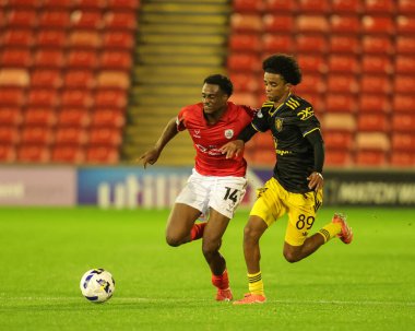 Barnsley 'den Nathanael Ogbeta, Manchester United' ın 21 Ekim 2025 tarihinde Oakwell, Barnsley, Birleşik Krallık 'ta oynanan The Vertu Trophy Group D maçında Yuel Helafu' yu durdurdu. 
