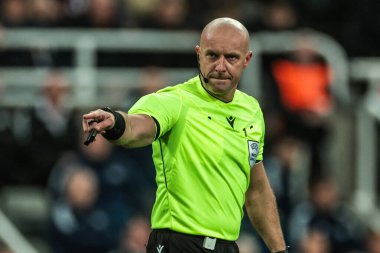 Hakem Szymon Marciniak oyunculara UEFA Şampiyonlar Ligi Maç Maçı 'nda talimat verir. 8 Newcastle United' ın Benfica 'ya karşı St. James' s Park, Newcastle, İngiltere, 21 Ekim 2025 