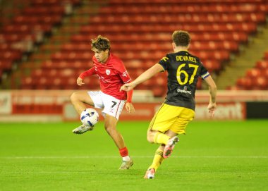 Barnsley 'li Caylan Vickers, 21 Ekim 2025' te Oakwell, Barnsley, İngiltere 'de oynanan The Vertu Trophy Group D maçında topu kontrol ediyor. 