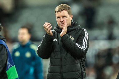 Newcastle United takımının teknik direktörü Eddie Howe, UEFA Şampiyonlar Ligi maçından sonra taraftarları St. James 's Park, Newcastle, İngiltere, 21 Ekim 2025' te oynanan 8 Newcastle United maçında alkışlıyor. 