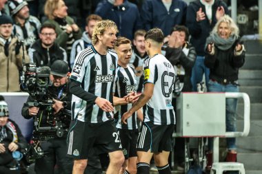 Newcastle United 'tan Harvey Barnes, UEFA Şampiyonlar Ligi Maçı' nda 2-0 yenilgiyi başarma hedefini kutluyor. 8 Newcastle United, Benfica 'ya karşı St. James' s Park, Newcastle, İngiltere, 21 Ekim 2025 