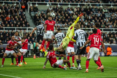 Benfica 'lı Nicols Otamendi, UEFA Şampiyonlar Ligi 3 / 8 Newcastle United - Benfica maçında 21 Ekim 2025' te St. James 's Park, Newcastle, İngiltere' de savunma alanından ayrıldı. 