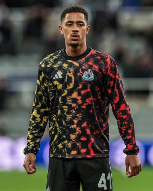 Newcastle United 'dan Jacob Ramsey maç öncesi ısınma oturumunda UEFA Şampiyonlar Ligi maçında 8 Newcastle United - Benfica maçında St. James' s Park, Newcastle, İngiltere, 21 Ekim 2025 