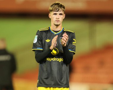 Manchester United takımından Tyler Fletcher, İngiltere 'nin Oakwell kentinde oynanan The Vertu Trophy Group D maçında son düdük çaldıktan sonra taraftarları alkışlıyor. 