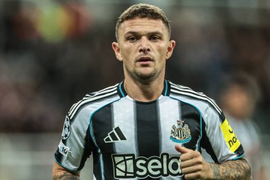 Newcastle United takımının Kieran Trippier 'ı UEFA Şampiyonlar Ligi maçında 8 Newcastle United ile Benfica maçında St. James' s Park, Newcastle, İngiltere, 21 Ekim 2025 