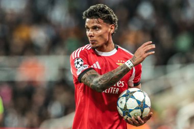 UEFA Şampiyonlar Ligi Maçı sırasında Benfica 'dan Richard Rios 8 Newcastle United' ın Benfica 'ya karşı St. James' s Park, Newcastle, 21 Ekim 2025 